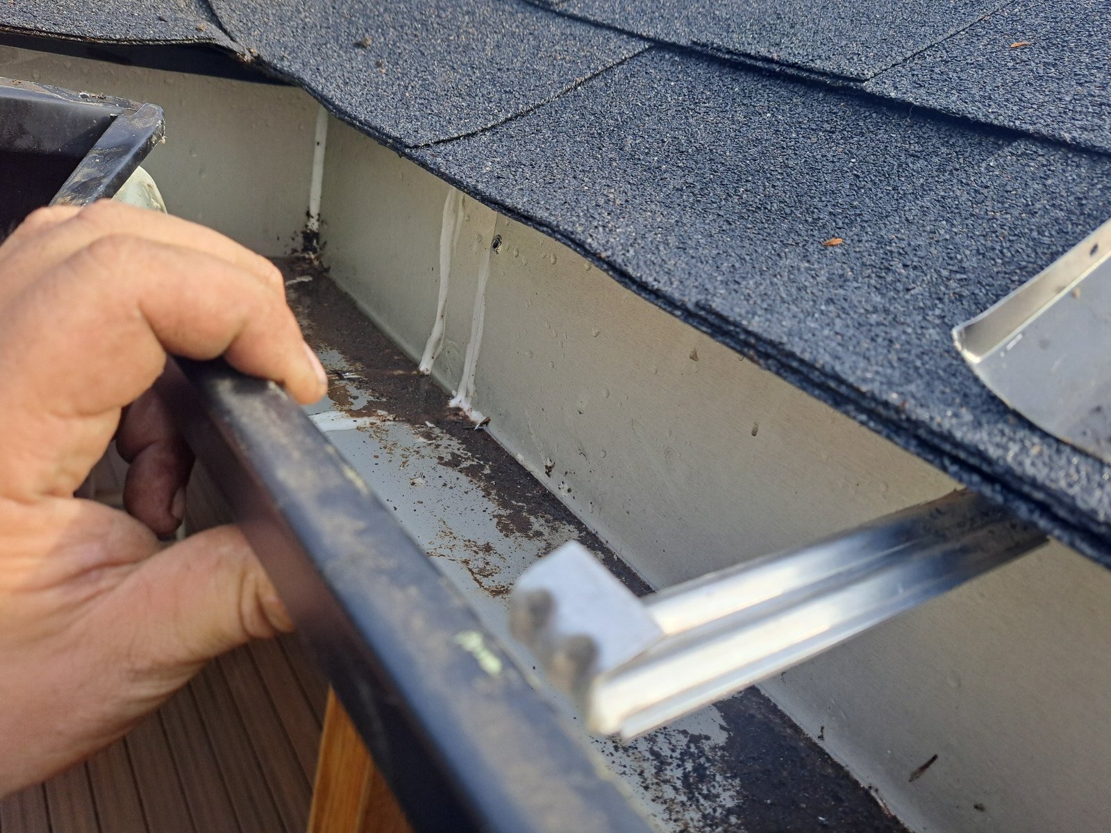 Field example showing a hidden hanger not clipped into the front lip of the gutter on a system not installed by McCloud Gutter.